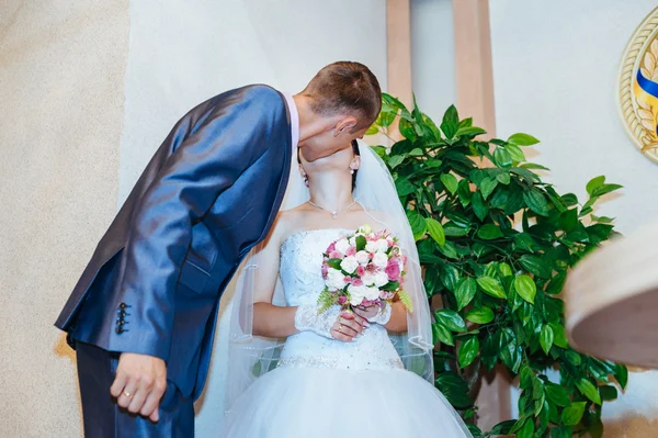 Une cérémonie de mariage. Bureau du greffe. Un couple nouvellement marié signe le document de mariage.Jeune couple signant les documents de mariage . — Photo