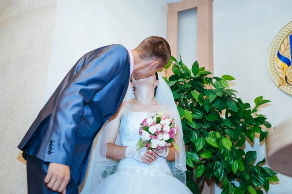 Cerimônia de casamento. Escritório de registo. Um casal recém-casado assina o documento do casamento.Casal jovem assinando documentos do casamento . — Fotografia de Stock