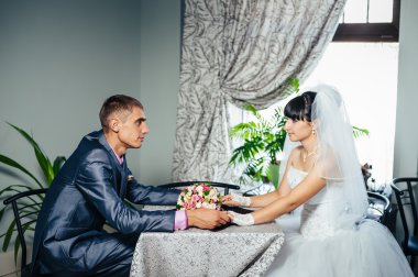 Güzel gelin ve damat onların düğün kutlama lüks bir restoranda üzerinde. Tarihte seven Çift