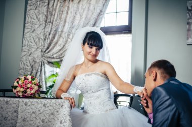 Güzel gelin ve damat onların düğün kutlama lüks bir restoranda üzerinde. Tarihte seven Çift