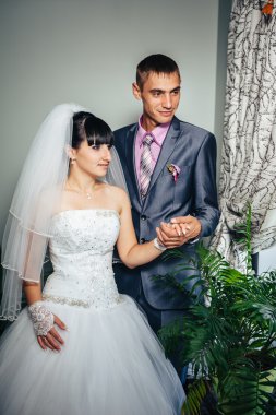 Güzel gelin ve damat onların düğün kutlama lüks bir restoranda üzerinde. Tarihte seven Çift