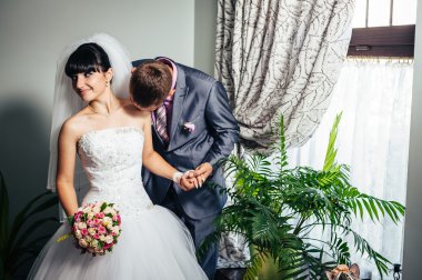 Güzel gelin ve damat onların düğün kutlama lüks bir restoranda üzerinde. Tarihte seven Çift