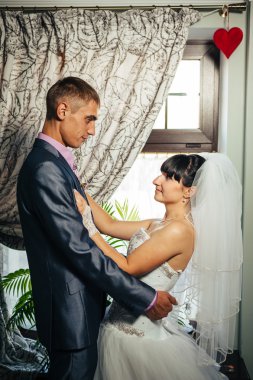 Güzel gelin ve damat onların düğün kutlama lüks bir restoranda üzerinde. Tarihte seven Çift