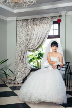 lüks bir restoranda güzel bir gelin. Vintage tarzı.