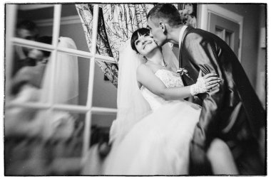 Güzel gelin ve damat onların düğün kutlama lüks bir restoranda üzerinde. Tarihte seven Çift