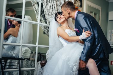 Güzel gelin ve damat onların düğün kutlama lüks bir restoranda üzerinde. Tarihte seven Çift