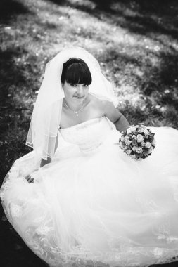 Güzel gelin düğün gününde poz veriyor