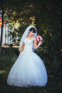 Güzel gelin düğün gününde poz veriyor