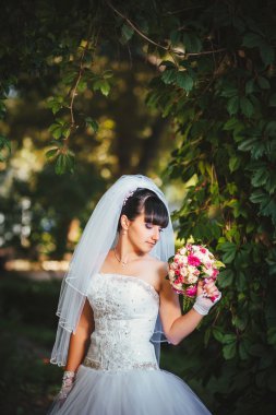 Güzel gelin düğün gününde poz veriyor