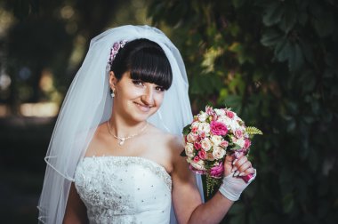 Güzel gelin düğün gününde poz veriyor