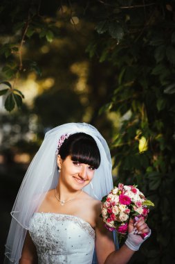 Güzel gelin düğün gününde poz veriyor