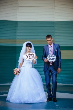 Gelin ve damat, düğün günü açık havada yürüyüş Doğa bahar. mutlu yeni evli kadın ve erkek yeşil park kucaklayan gelin çift. sevgi dolu evlilik çift açık