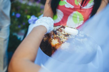 Geleneksel düğün damat holding dilim yuvarlak somun ve gelin