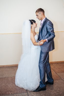 Sadece evli ve ilk dansları dans güzel Çift.