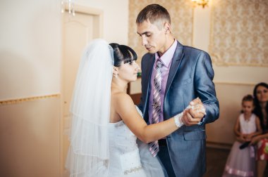 Sadece evli ve ilk dansları dans güzel Çift.