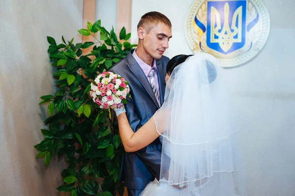 Весільна церемонія. Офіс реєстрації. Молода пара підписує шлюбний документ. Молода пара підписує весільні документи . — стокове фото