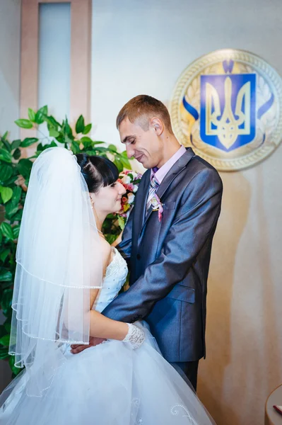 Cerimônia de casamento. Escritório de registo. Um casal recém-casado assina o documento do casamento.Casal jovem assinando documentos do casamento . — Fotografia de Stock