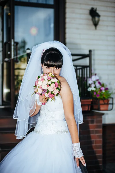 Casamento. Jovem Noiva Suave e Silenciosa no Véu Branco Clássico. Retrato de uma bela noiva sorrindo — Fotografia de Stock