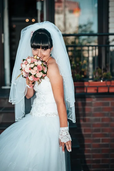 Casamento. Jovem Noiva Suave e Silenciosa no Véu Branco Clássico. Retrato de uma bela noiva sorrindo — Fotografia de Stock