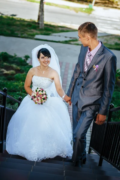 Γοητευτική νύφη και τον γαμπρό για τον γιορτασμό του γάμου τους σε ένα πολυτελές εστιατόριο. Ζευγάρι ερωτευμένων κατά ημερομηνία — Φωτογραφία Αρχείου