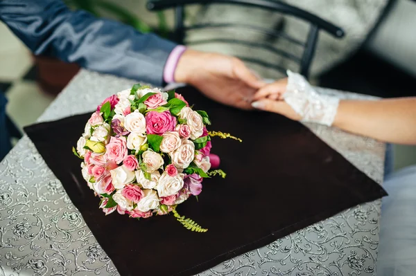 Encantadores novios en la celebración de su boda en un lujoso restaurante. Pareja cariñosa en fecha — Foto de Stock