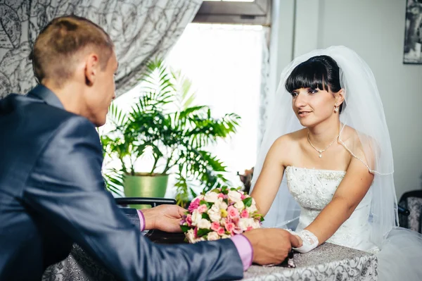 Affascinanti sposi durante la loro celebrazione di nozze in un lussuoso ristorante. Coppia amorevole in data — Foto Stock
