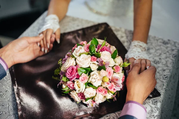 Noiva encantadora e noivo em sua celebração de casamento em um restaurante luxuoso. Casal amoroso na data — Fotografia de Stock