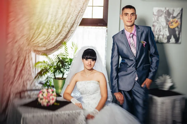 Encantadores novios en la celebración de su boda en un lujoso restaurante. Pareja cariñosa en fecha — Foto de Stock