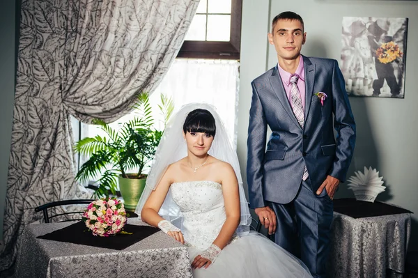 迷人的新娘和新郎在他们的婚礼庆典在豪华的餐厅。在日期上的恩爱夫妻 — 图库照片