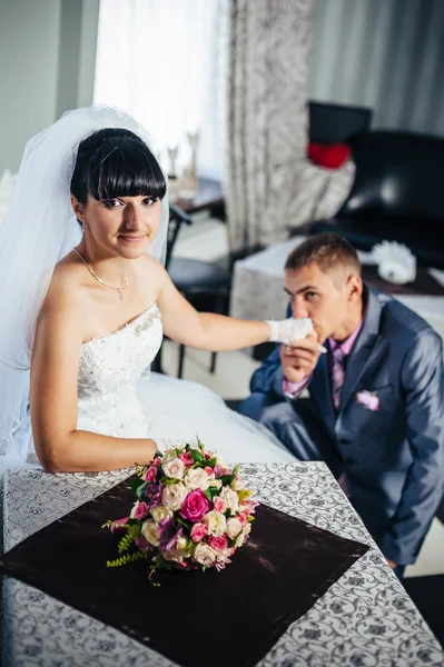 Encantadores novios en la celebración de su boda en un lujoso restaurante. Pareja cariñosa en fecha —  Fotos de Stock