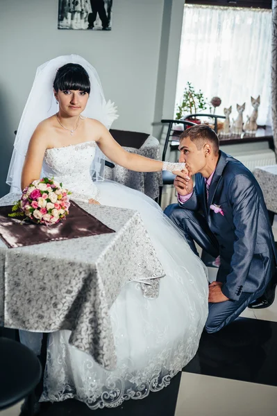 Güzel gelin ve damat onların düğün kutlama lüks bir restoranda üzerinde. Tarihte seven Çift — Stok fotoğraf