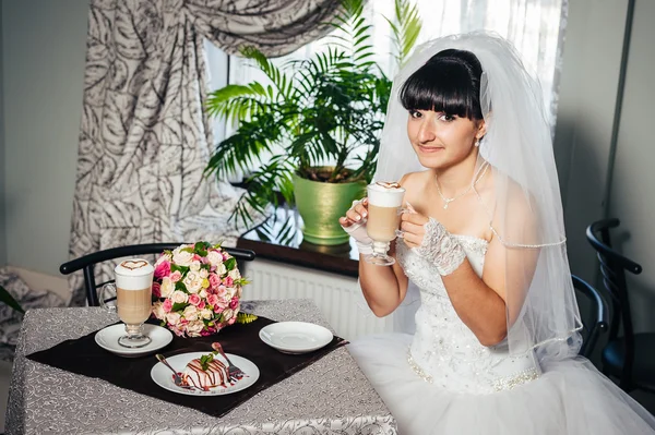 Matrimonio. Giovane dolce sposa tranquilla in classico velo bianco. Ritratto di una bella sposa sorridente — Foto Stock