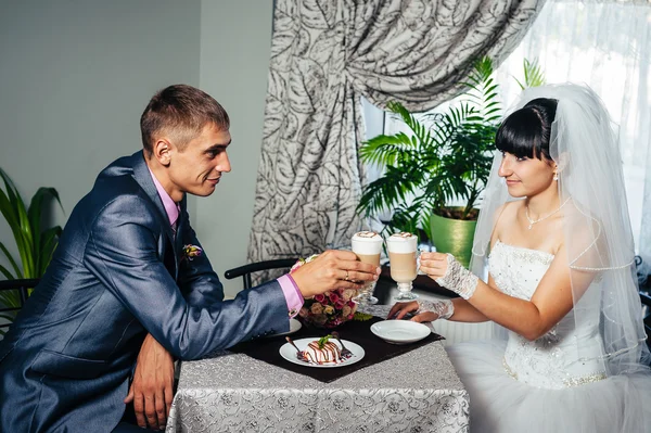 Güzel gelin ve damat onların düğün kutlama lüks bir restoranda üzerinde. Tarihte seven Çift — Stok fotoğraf
