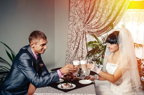 Charmante Braut und Bräutigam auf ihrer Hochzeitsfeier in einem luxuriösen Restaurant. Liebespaar auf Date — Stockfoto