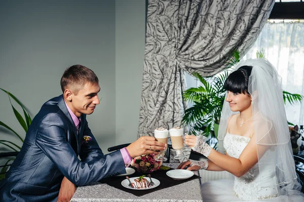 Affascinanti sposi durante la loro celebrazione di nozze in un lussuoso ristorante. Coppia amorevole in data — Foto Stock