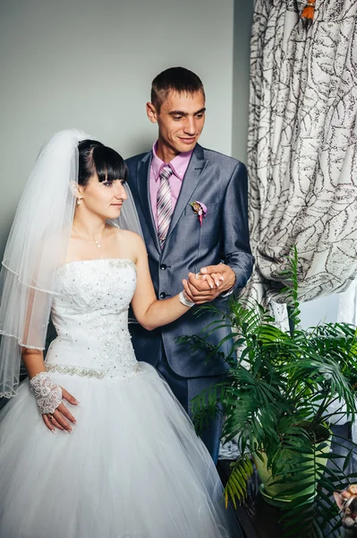 Encantadores novios en la celebración de su boda en un lujoso restaurante. Pareja cariñosa en fecha —  Fotos de Stock