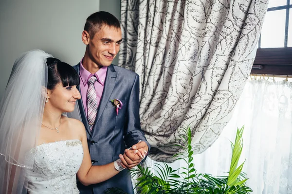 Mariés de charme lors de leur célébration de mariage dans un restaurant luxueux. Couple aimant sur la date — Photo