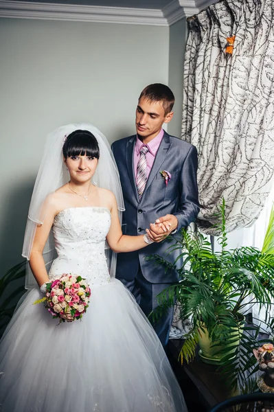 Encantadores novios en la celebración de su boda en un lujoso restaurante. Pareja cariñosa en fecha — Foto de Stock