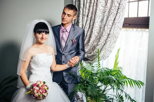 Charmiga bruden och brudgummen på deras bröllop fest på en lyxig restaurang. Älskande par dag — Stockfoto
