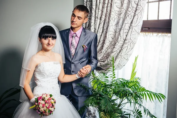 Encantadores novios en la celebración de su boda en un lujoso restaurante. Pareja cariñosa en fecha — Foto de Stock