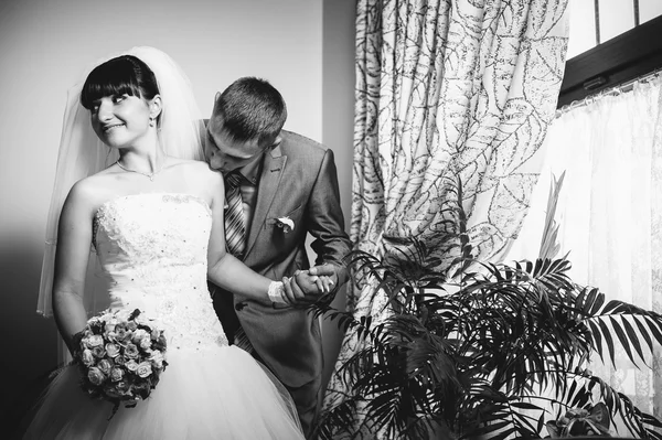 Encantadores novios en la celebración de su boda en un lujoso restaurante. Pareja cariñosa en fecha —  Fotos de Stock