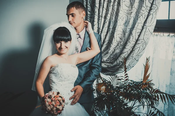 Encantadores novios en la celebración de su boda en un lujoso restaurante. Pareja cariñosa en fecha —  Fotos de Stock