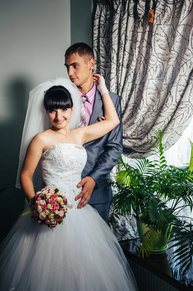 Encantadores novios en la celebración de su boda en un lujoso restaurante. Pareja cariñosa en fecha — Foto de Stock