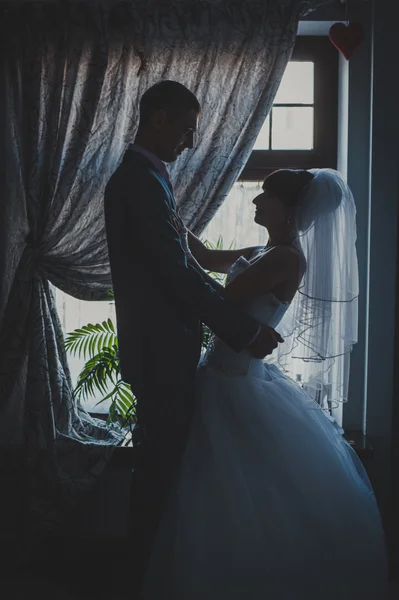 Encantadores novios en la celebración de su boda en un lujoso restaurante. Pareja cariñosa en fecha — Foto de Stock