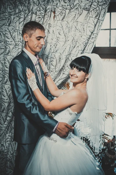 Encantadores novios en la celebración de su boda en un lujoso restaurante. Pareja cariñosa en fecha — Foto de Stock