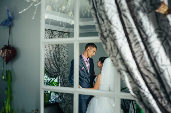 Affascinanti sposi durante la loro celebrazione di nozze in un lussuoso ristorante. Coppia amorevole in data — Foto Stock