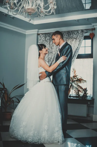 Mariés de charme lors de leur célébration de mariage dans un restaurant luxueux. Couple aimant sur la date — Photo