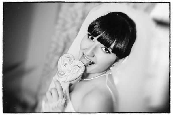 Ritratto di giovane sposa con lecca-lecca caramella a forma di cuore — Foto Stock