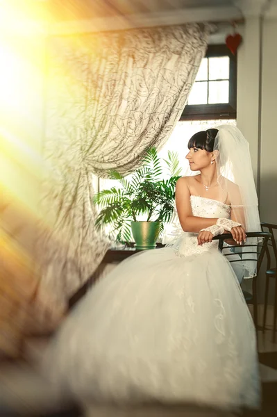Gyönyörű menyasszony egy fényűző étteremben. vintage stílusú. — Stock Fotó
