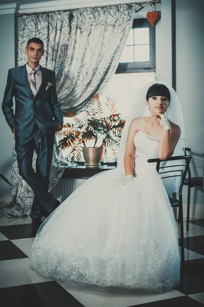 迷人的新娘和新郎在他们的婚礼庆典在豪华的餐厅。在日期上的恩爱夫妻 — 图库照片